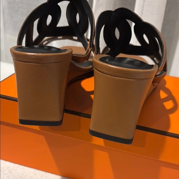 Women’s Tan Leather Link-Detail Slide Sandals - Picture 4 of 7